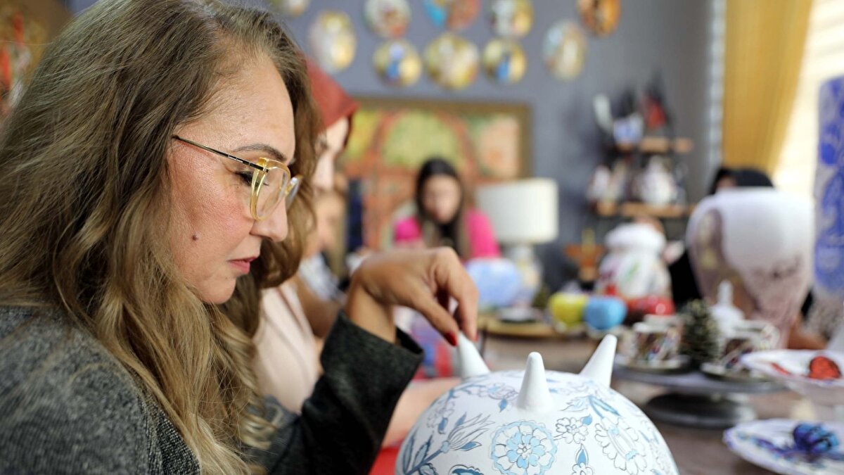 Çini sanatının incelikleri<br><br>Baykal, çini sanatının kapsamlı ve meşakkatli bir süreç olduğunu belirtti: “Çiniyle toprağa dokunuyorsunuz. Biz burada tasarım yapıyor ve özgün desenler üretiyoruz. İşlem süresi bir saatten üç aya kadar değişiyor. Sanatın her aşaması, eşsiz ve özenli bir üretim süreci gerektiriyor.”