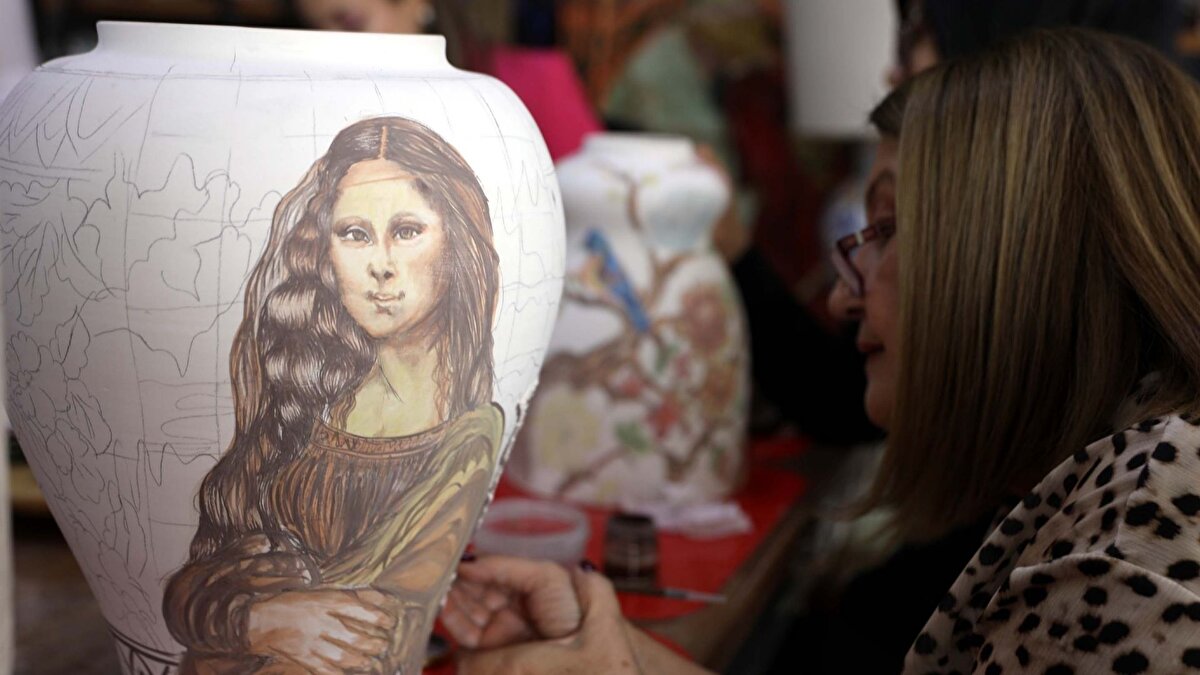 Kültür ve Turizm Bakanlığı çini sanatçısı Hatice Şehnaz Baykal, 2020 yılında düğün konsepti hazırlamak üzere Gaziantep’e geldi. Ancak koronavirüs nedeniyle uygulanan seyahat kısıtlamaları nedeniyle Bursa’ya dönemeyen Baykal, kentin tarihi dokusundan etkilenerek burada yaşamaya karar verdi. Bu süreçte bir çini atölyesi açarak sanatını sürdürmeye başladı.