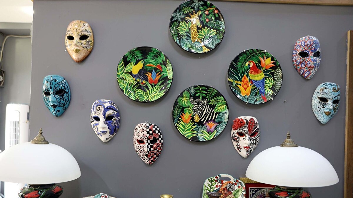 Çini galerisi ve eğitimler<br><br>Baykal, kısa sürede atölyesini çini üretim galerisine dönüştürdü. Kendi adını taşıyan galeride kursiyerlere eğitim veren sanatçı, beş yıl içinde yüzlerce kişiye çini sanatını öğretti. Kursiyerler, Baykal’ın rehberliğinde dekorlama, desen oluşturma, boyama ve sırlama gibi teknikleri uygulayarak özgün eserler üretiyor. Çalışmalar 915 derecelik fırınlarda yaklaşık 36 saat pişirildikten sonra kullanıma hazır hale geliyor.