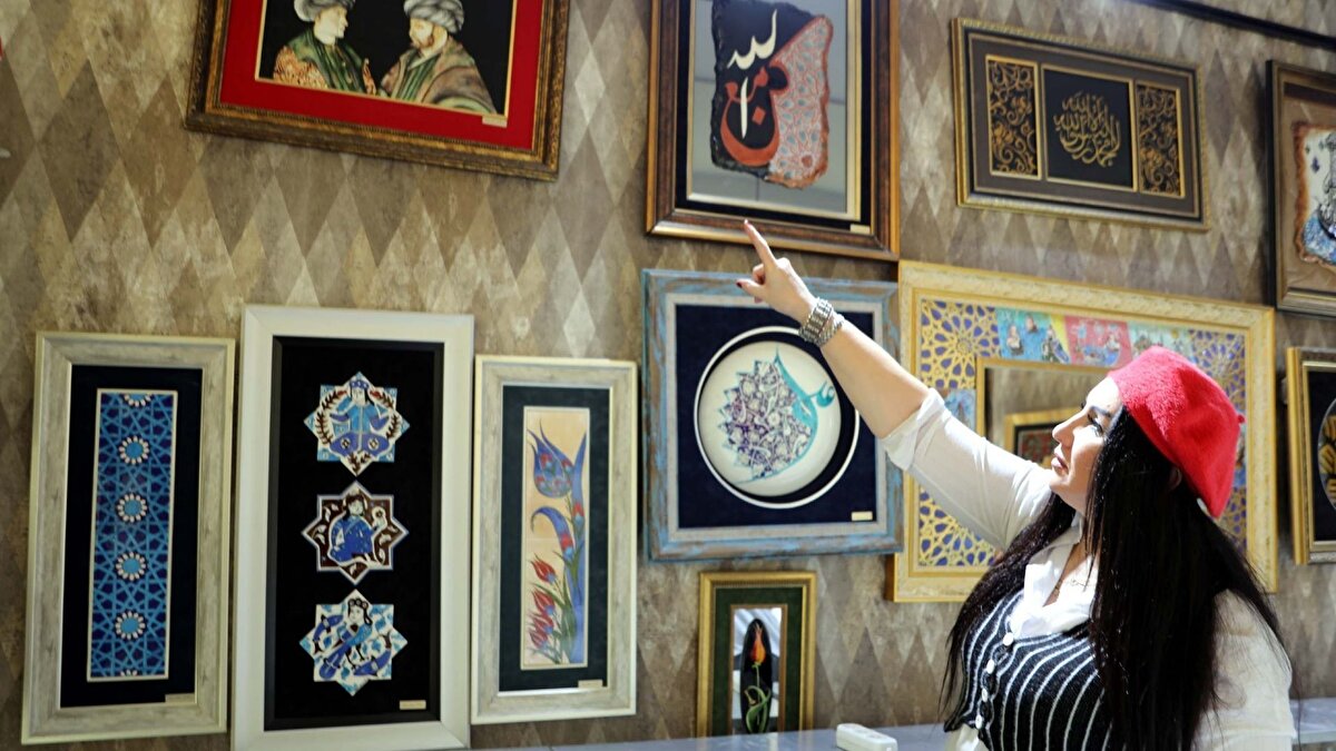 Sanat hobiden aşka dönüştü<br><br>Moda tasarımı eğitimi alan Baykal, çini sanatına başlangıcını hobisi olarak tanımlıyor. “20 yıl boyunca hobimle ilgilendim, sonra bu tutku mesleğim haline geldi. Çiniyle yalnızca Gaziantep’te değil, farklı şehirlerde de öğrenciler yetiştirdim, sergiler açtım ve devlet adamlarına eserler sundum” dedi.