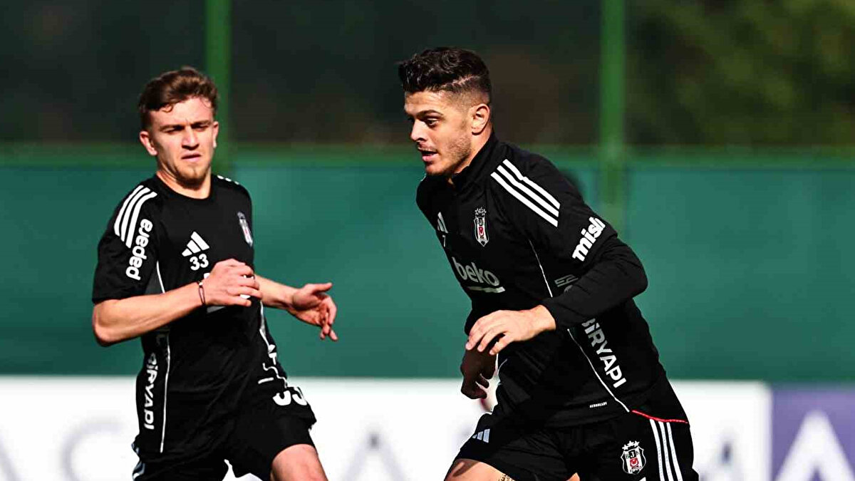 Kosovalı yıldız, teklif gelmesi halinde oyuncu kiralık veya bonservisiyle takımdan gönderilecek. 2027 yılına kadar sözleşmesi devam eden Rashica bu sezon 10 maçta forma giydi ve 1 asist yaptı. <br>