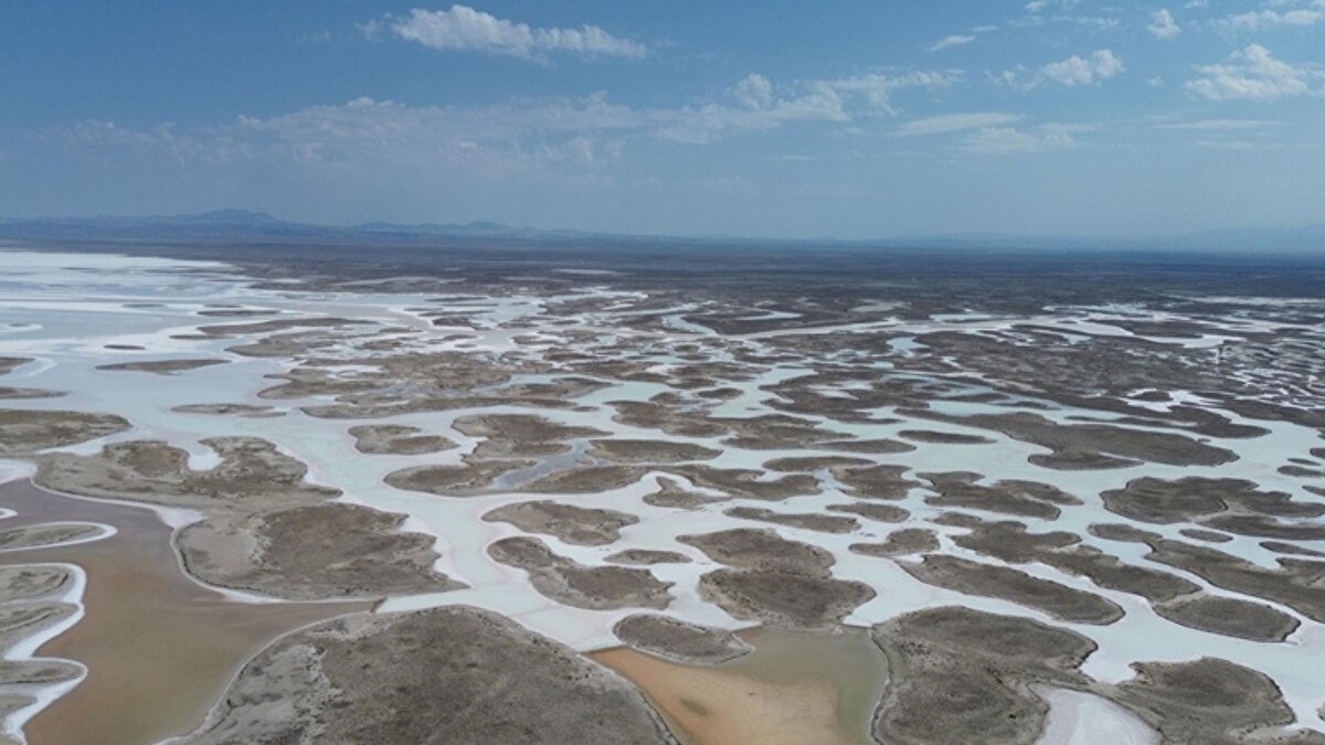 Bölgede 20 bin su kuyusu bulunuyor<br><br>Bölgedeki vahşi sulama uygulamaları, gölün beslenmesini sağlayan akarsuların su taşıyamaz hale gelmesine yol açıyor. Aksaray ve çevresinde 15 bini kaçak olmak üzere yaklaşık 20 bin su kuyusunun bulunması, yer altı su seviyesini ciddi ölçüde düşürüyor. Bir zamanlar 1,5 metrede görülen ilk su seviyesi bugün 80 metreye inmiş durumda. Bölgedeki su tüketimi yüksek tarım ürünleri de bu baskıyı artırıyor.