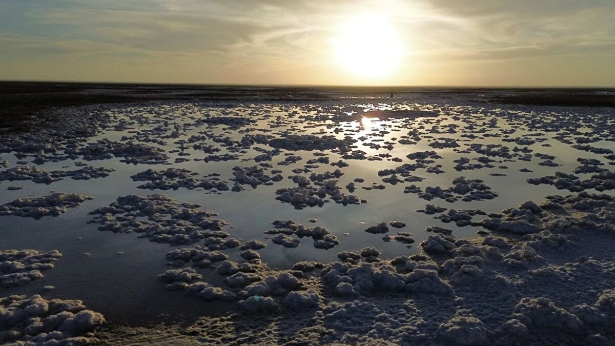 Aksaray, Konya ve Ankara sınırlarında yer alan Tuz Gölü’nün su seviyesi son yıllarda belirgin şekilde geriledi. Türkiye’nin tuz üretiminin önemli bir bölümünü karşılayan gölde, suyun çekilmesiyle geniş tuz kütleleri yüzeye çıkarken, uzmanlar gölün tarihsel ölçekte dramatik biçimde küçüldüğünü belirtiyor.