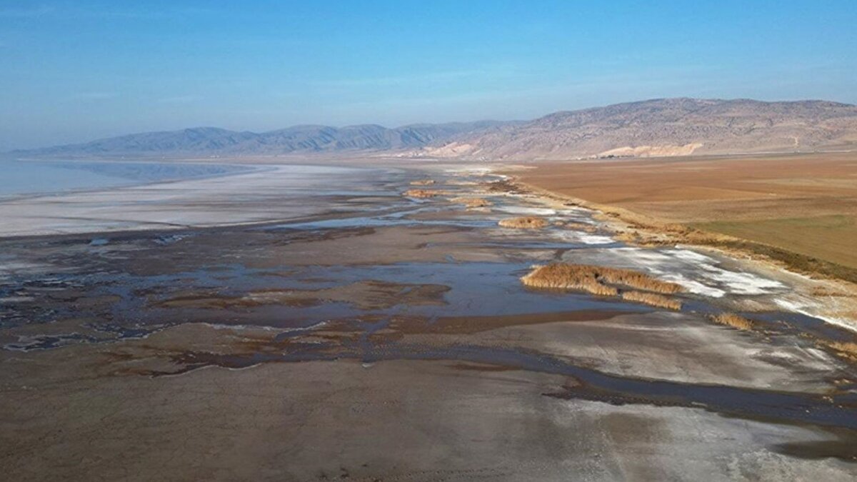 90 yılda yüzde 85 küçülme<br><br>Konuyla ilgili yaptığı araştırmalar çerçevesinde açıklama yapan Jeoloji Mühendisleri Odası Aksaray İl Temsilcisi Tayfun Aydın, "Tuz Gölü 7 bin 200 kilometrekare alanıyla Van Gölü’nden sonra Türkiye’nin ikinci büyük gölüdür. Gölün su yüzeyleri alanıyla ilgili olarak ilk çalışma 1915 yılında askeri haritalar ile yapılmış ve 2 bin 164 kilometre kare olarak tespit edilmiştir. 1987 yılında uzay fotoğraflarından yapılan çalışma sonucunda bu alan 926 kilometre kare alana küçüldüğü belirlenmiştir. Ardından 2005 yılında Aksaray Üniversitesi ve bilim insanlarının yaptığı çalışmalar sonucunda bu alan 326 kilometre kareye küçülmüştür. Dolayısıyla 90 yılda yüzde 85 oranında gölde bir küçülme olmuştur ve hala kar ve yağmur yağışlarının olmamasından dolayı Tuz Gölü küçülmeye devam ediyor" dedi.