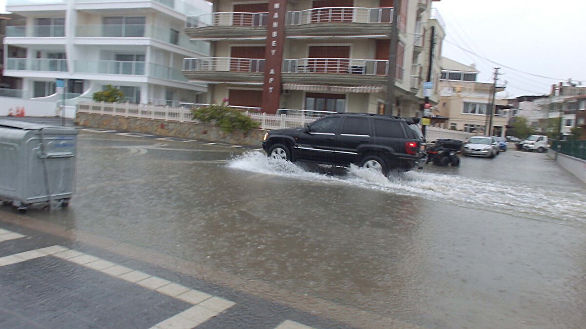 Balıkesir’in turistik ilçesi Burhaniye’de dün akşam başlayan yoğun yağış, ilçede günlük yaşamı sekteye uğrattı. Meteoroloji verilerine göre, son 24 saatte metrekareye 95 kilogram yağış düştü. Bu durum, cadde ve sokaklarda su birikintilerinin oluşmasına neden oldu.