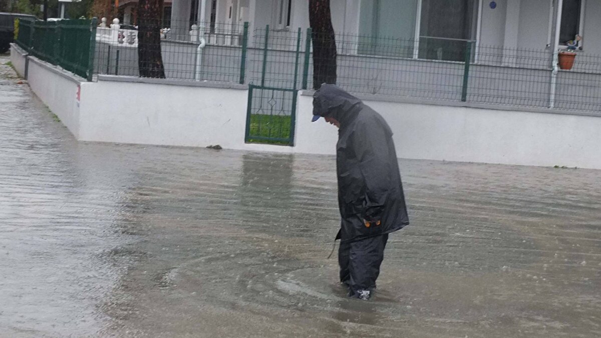 Sağanak nedeniyle bazı evlerin bodrum katları sular altında kaldı. Belediyeye bağlı ekipler, vatandaşların zarar görmemesi için erken müdahalelerde bulundu. Yetkililer, yağışın devam etmesi durumunda taşkın riski taşıyan alanlarda dikkatli olunması uyarısında bulundu.