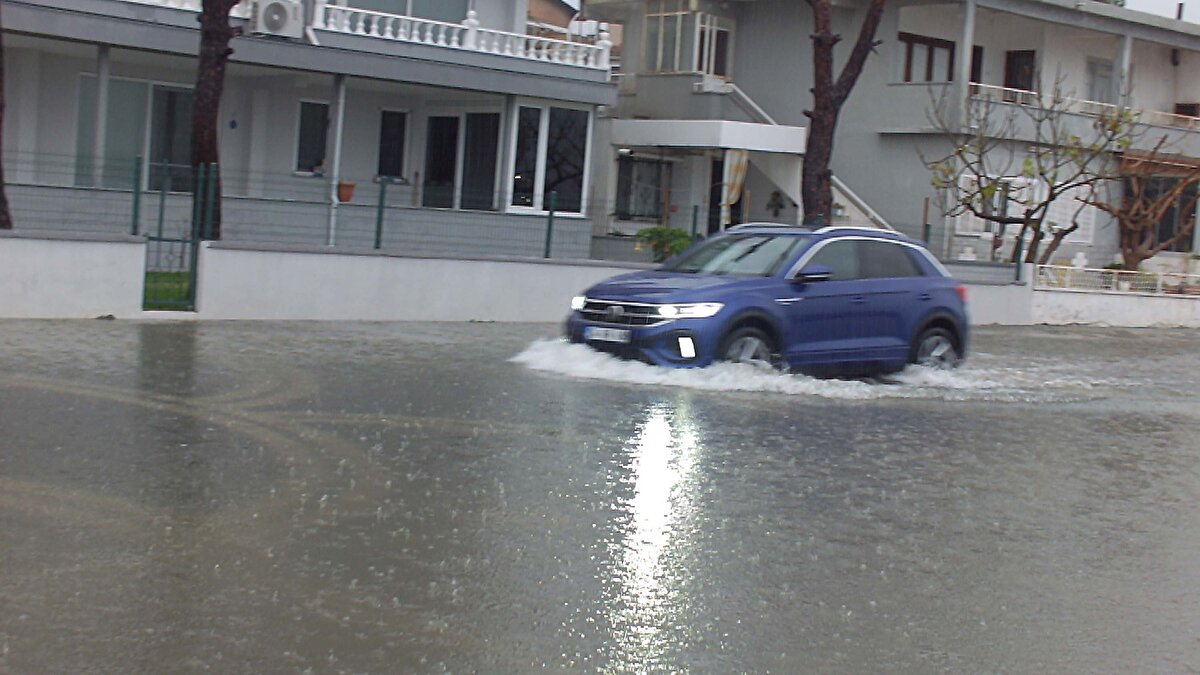 Yoğun yağış, sürücüler için ciddi zorluklar yarattı. İlçe merkezindeki bazı yollar göle dönerken, araçlar su birikintilerinde ilerlemekte güçlük çekti. Belediye ekipleri, sürücü ve vatandaşların güvenliğini sağlamak için bölgede önlem aldı.