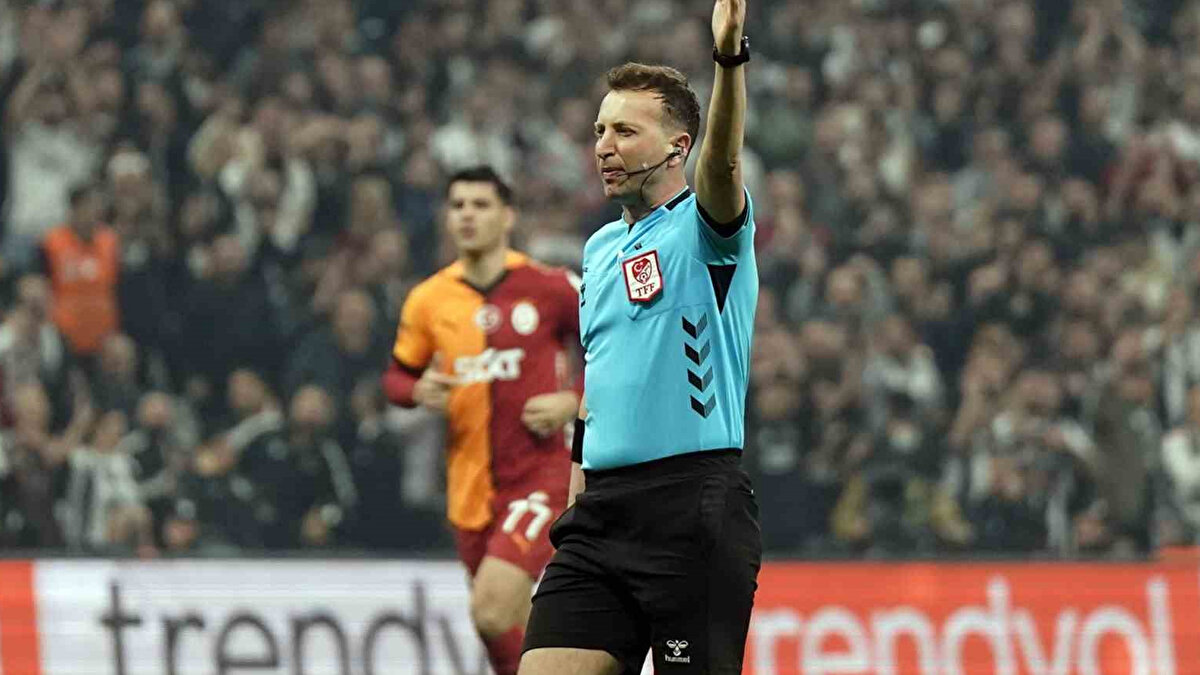 "TÜRK HAKEMLİĞİNİN SKANDALI..."<br>Ahmet Çakar: "Şahsi kanaatim berabere biter ve böyle biterse de fazla toz kalkmaz. Ama diğer sonuçlarda hele hele hakem hatası da olursa ciddi anlamda önümüzdeki hafta gündem çok yoğun demektir."