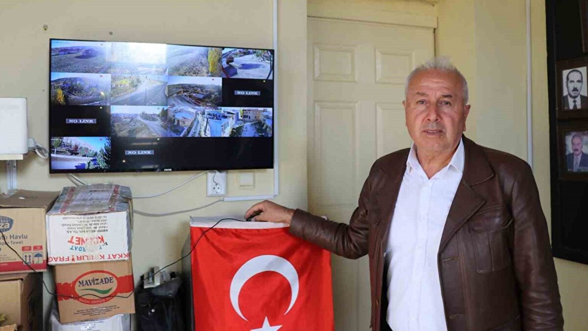 Sivas’ın merkezine bağlı Akpınar köyü, Türkiye’nin kırsal bölgelerinde artan hırsızlık vakalarına karşı kapsamlı bir güvenlik kamerası sistemi devreye aldı. Köyün farklı noktalarına kurulan 14 kamera, 7 gün 24 saat boyunca kayıt yaparak şüpheli hareketlerin anlık olarak takip edilmesini sağlıyor.