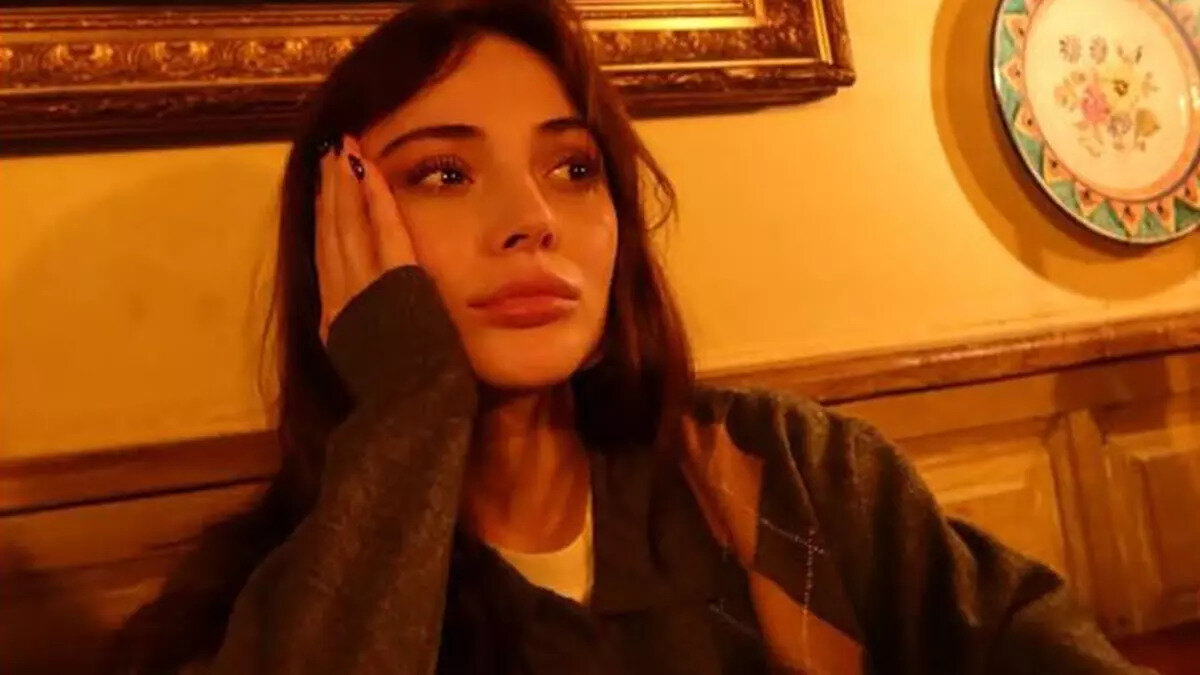 TRT 1 ekranlarında altıncı sezonuna giren Teşkilat dizisinin kadrosuna bu yıl Hilal karakteriyle dahil olan Rabia Soytürk, başarılı performansıyla izleyicinin dikkatini üzerine çekti. Genç oyuncu, sosyal medya paylaşımları ve dizi başarısının ardından eğlence programlarının da radarına girdi.