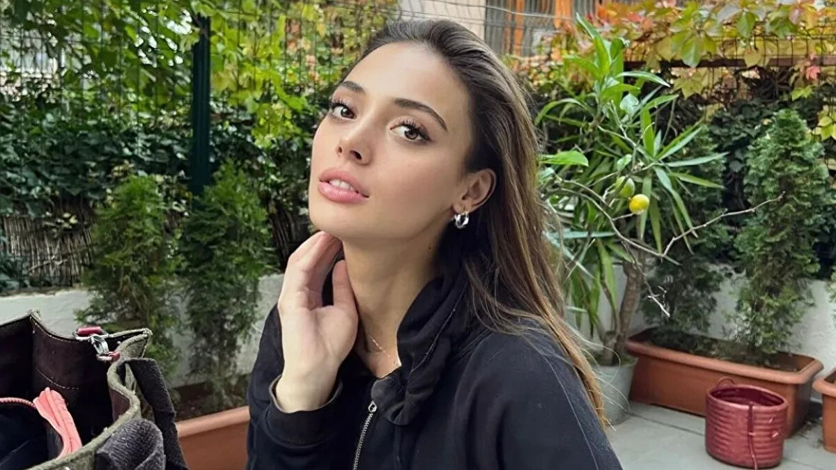 Hangi şarkıyı söyleyeceği merak ediliyor<br><br>Acun Ilıcalı’nın sunduğu programda sahne alacak isimler merakla beklenirken, Rabia Soytürk’ün hangi şarkıyı seslendireceği henüz açıklanmadı. Program hazırlıkları sürerken oyuncunun performansının yılbaşı gecesi sosyal medyada geniş yer bulması bekleniyor.