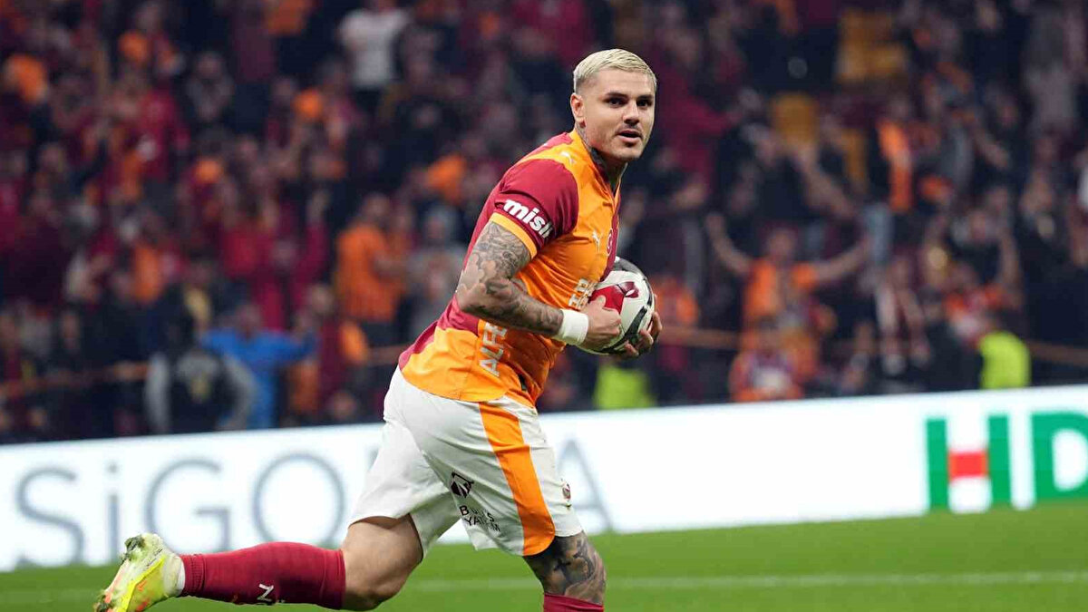 Galatasaray'ın golcü yıldızı Mauro Icardi'nin eski sevgilisi Wanda Nara ile arasında yeni bir krizin ortaya çıkabileceği iddia edildi. 