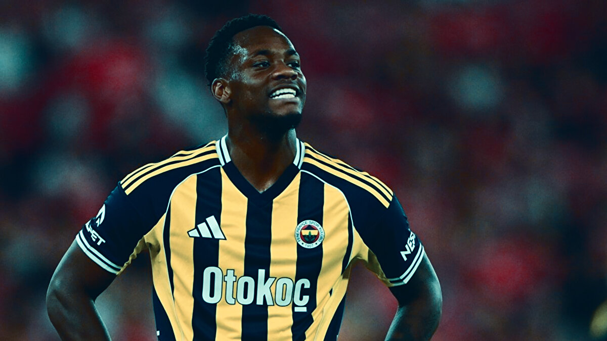 AİLESİNE KÜFÜR EDİLDİĞİ İDDİA EDİLDİ<br><br>Muhabir Gürkan Ak, sosyal medyada paylaştığı bilgide; Ferencvaros oyuncusu Raemaekers'ın, Jhon Duran'ın ailesine küfür ettiğini ve Kolombiyalı yıldızın bu duruma çok sinirlendiği için o hareketi yaptığını ifade etti.