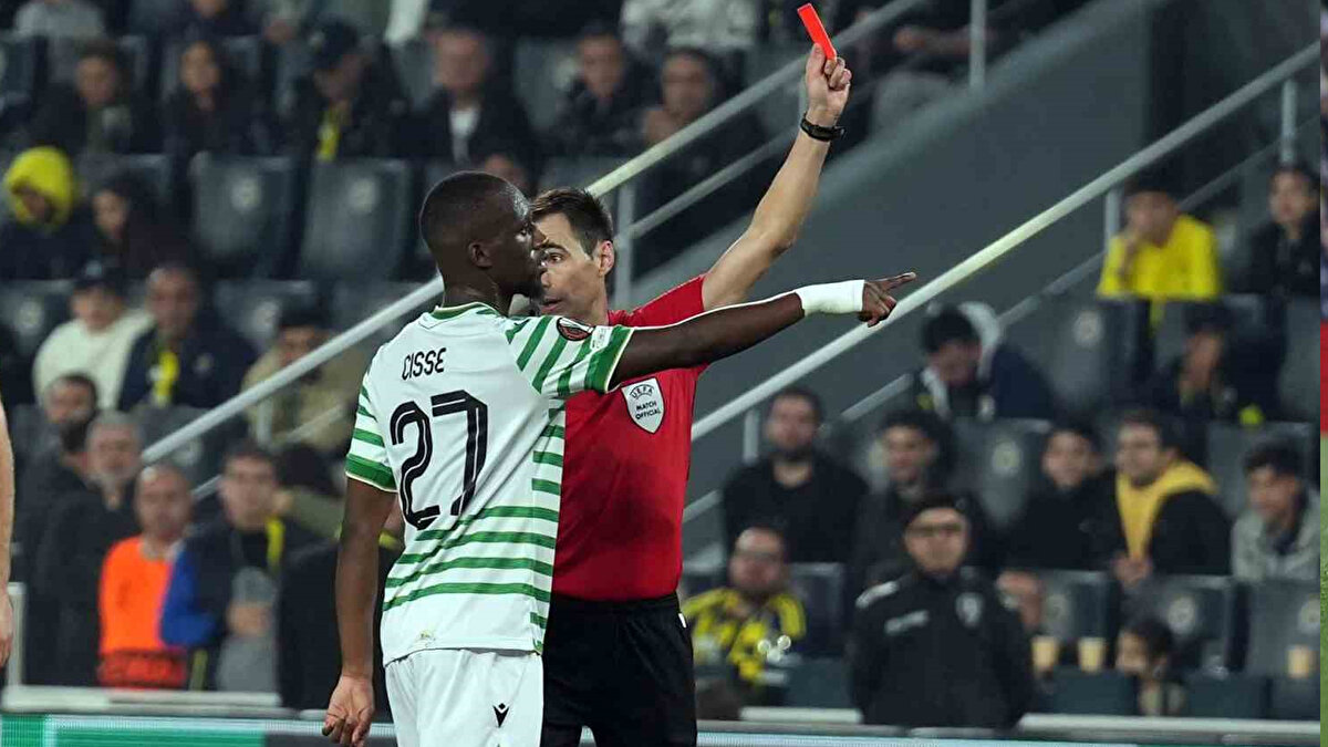 JHON DURAN KIRMIZI KART GÖRDÜ<br><br>Fenerbahçe'de 60. dakikada En-Nesyri'nin yerine oyuna giren Jhon Duran, maçın 90+1. dakikasında kırmızı kart görmüştü.