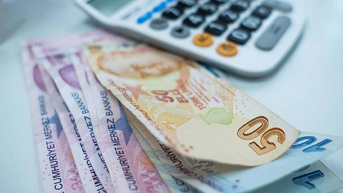 Kulislerde öne çıkan zam oranları<br><br>Beklenen zam oranları, geçmiş yıllardaki uygulamalara paralel şekilde şekilleniyor. Geçen yıl hükümetin gerçekleşen enflasyon yerine hedeflenen enflasyonu temel alması hatırlatılırken, bu yıl da benzer bir yöntemin kullanılabileceği konuşuluyor. Kulislerde yüzde 20, yüzde 25, yüzde 30 ve üzeri artış seçenekleri değerlendiriliyor.