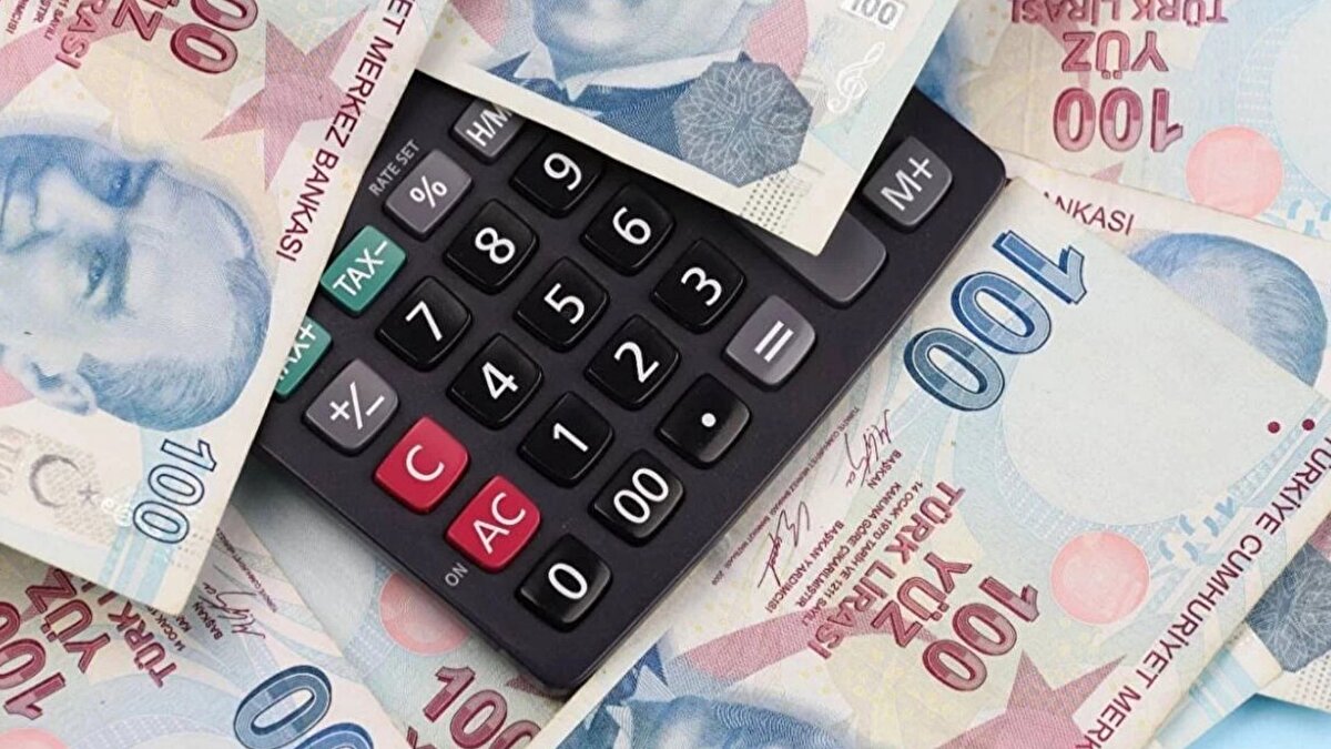 Komisyon aralık ayında toplanacak<br><br>Toplantı takvimi henüz kesinleşmese de Çalışma ve Sosyal Güvenlik Bakanı Vedat Işıkhan, görüşmelerin aralık ayının başında başlayacağını duyurdu. Işıkhan, ücretin belirlenmesinde hem çalışanların alım gücünü koruyan hem de işverenin üretim kapasitesini gözeten ortak bir noktanın bulunacağı mesajını verdi.