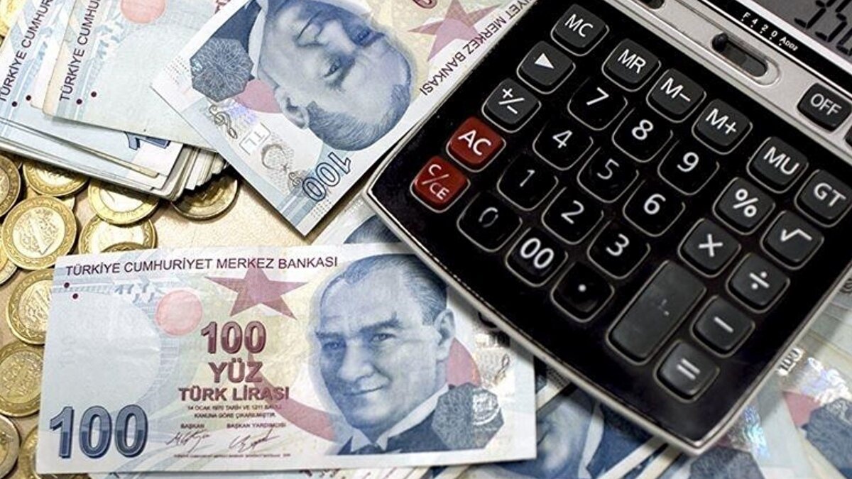 Masadaki üst senaryolar<br><br>TCMB’nin yüzde 31–33 aralığındaki yıl sonu enflasyon tahminine göre yapılan projeksiyonlarda net asgari ücretin 28.956 TL ile 29.398 TL arasında olacağı belirtiliyor. Ayrıca Merkez Bankası’nın 2026 yılı için belirlediği yüzde 16’lık hedef enflasyona göre hesaplanan düşük senaryoda ise net ücret 25.640 TL seviyesinde kalıyor. Piyasa beklentilerindeki artış ise ücretin 30 bin TL sınırına yaklaşabileceğine işaret ediyor.