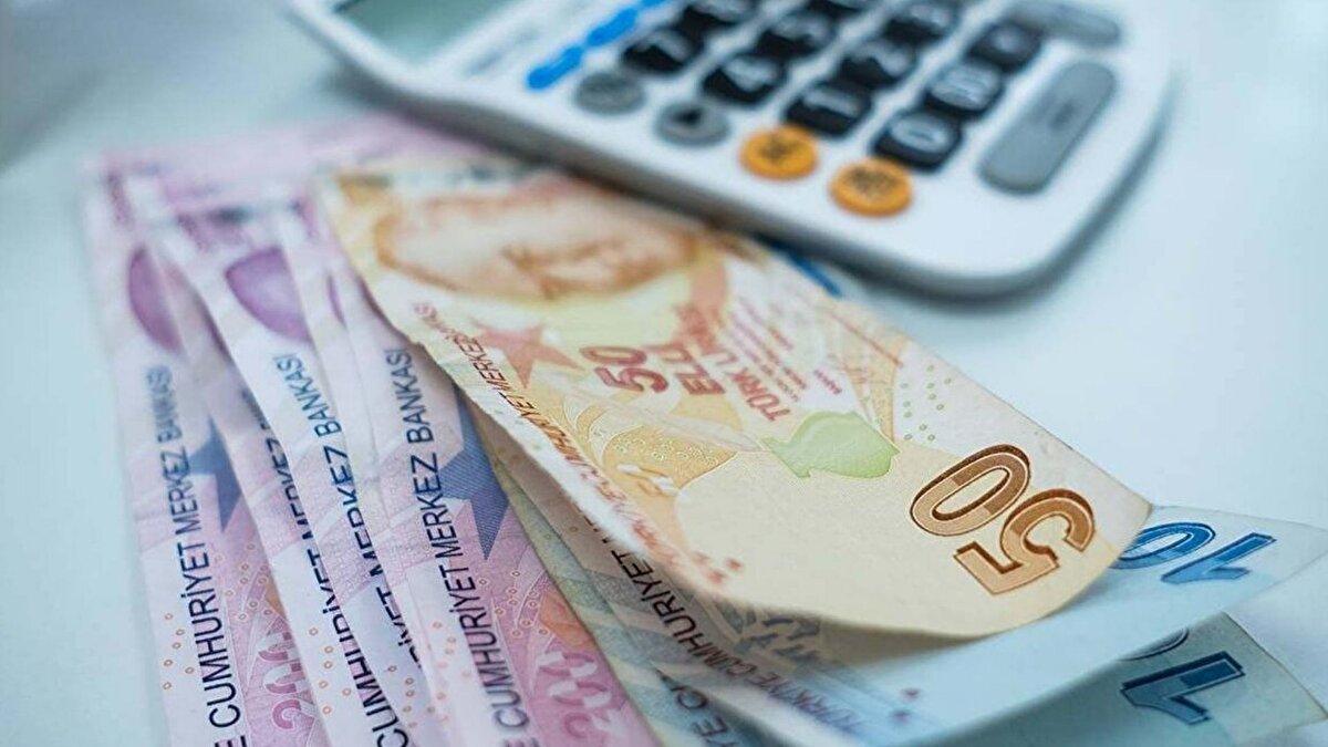 Türkiye’de 2026 yılında geçerli olacak asgari ücret için süreç, Asgari Ücret Tespit Komisyonu’nun aralık ayındaki toplantısıyla resmen başlayacak. Çalışma ve Sosyal Güvenlik Bakanlığı koordinasyonunda yürütülen görüşmelerde işçi, işveren ve hükümet taraflarının ortak karar oluşturması hedefleniyor. Komisyondan çıkacak rakam, doğrudan milyonlarca çalışanı etkilediği için dikkatle takip ediliyor.