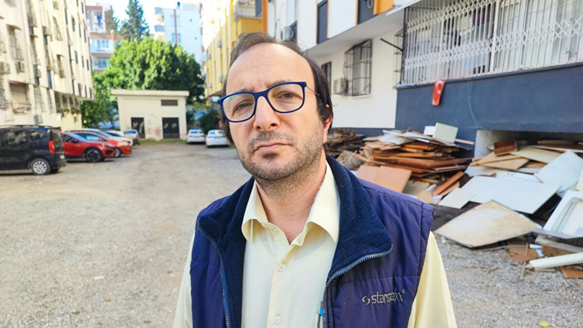 Adana’da yaşayan 49 yaşındaki biyoloji öğretmeni Yalçın Keklik, internet üzerinden yaptığı forex işlemleri nedeniyle ciddi borç yükünün altına girdiğini belirterek yardım çağrısında bulundu. 