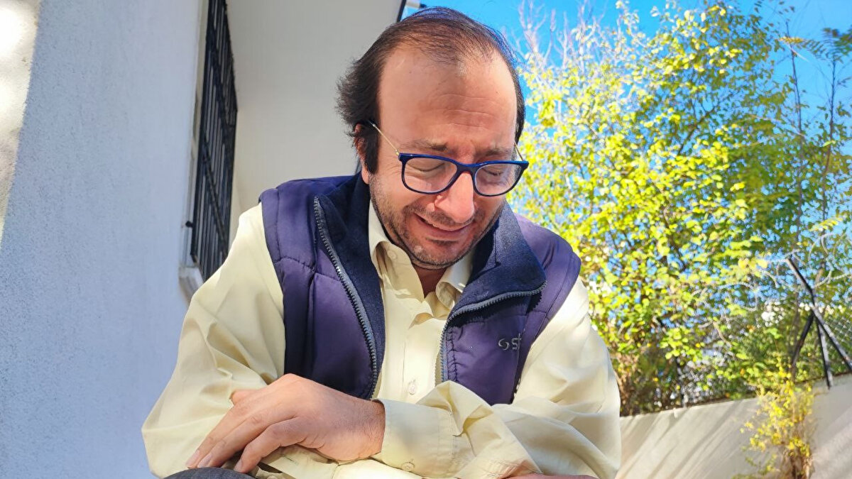 “Tehdit ediliyorum, ailem dağıldı”<br><br>Öğretmen, zamanında ödeyemediği borçlar nedeniyle tefecilerin kendisini arayarak baskı yaptığını iddia etti. Keklik, aile bireylerinin de yaşananlardan dolayı kendisinden uzaklaştığını ve yalnız kaldığını ifade etti. Yaklaşık 4 milyon liralık borç yükünün altında ezildiğini söyleyen Keklik, psikolojik olarak tükendiğini dile getirdi.