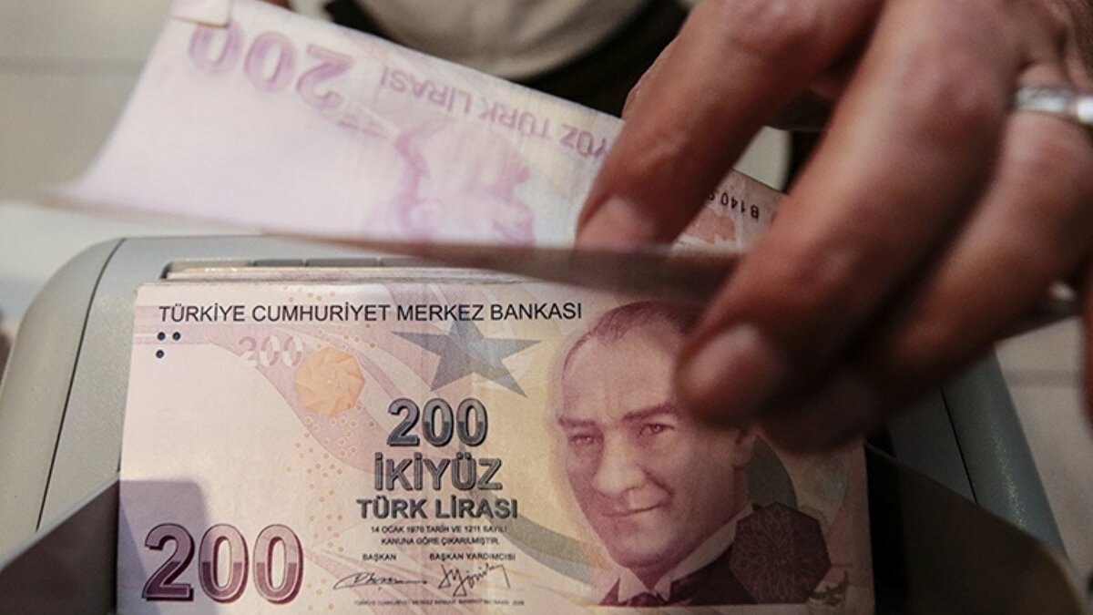 Refah payı olasılığı da tartışılan başlıklar arasında yer alıyor. Geçmiş yıllarda uygulanan refah artışının yeniden devreye alınabileceği, bu durumda ücretin 30 bin TL seviyesine yaklaşabileceği ileri sürülüyor.