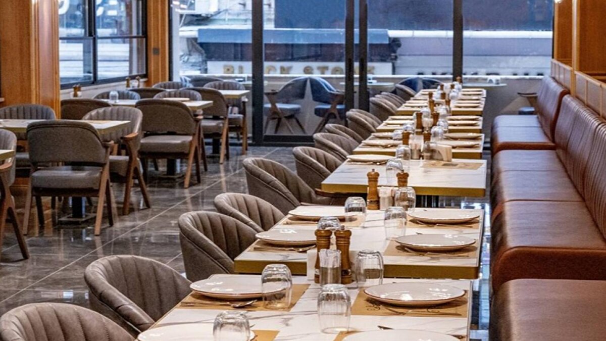 Neden bu adım? Komisyon baskısı ve maliyet artışı<br><br>Sektör temsilcileri, online platformların komisyon oranlarının zaman zaman %40'a kadar çıkmasıyla asıl kârın platformlara gittiğini, restoranların ise ciddi gelir kaybı yaşadığını belirtiyor.Ayrıca sektörde artan girdi maliyetleri ve geçmişte yaşanan bazı gıda güvenliği haberlerinin, işletmeler üzerinde baskı oluşturduğu ifade ediliyor.