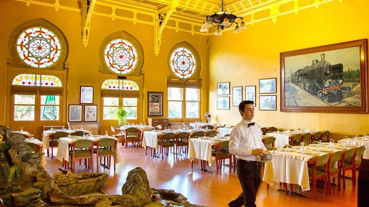 Türkiye’de restoran sektöründe yeni bir harekât başladı. Sektör temsilcileri, online yemek sipariş platformlarının aldığı yüksek komisyon oranlarına karşılık, doğrudan restoranlardan sipariş veren müşterilere %20 indirim kampanyası başlattıklarını ilan etti.