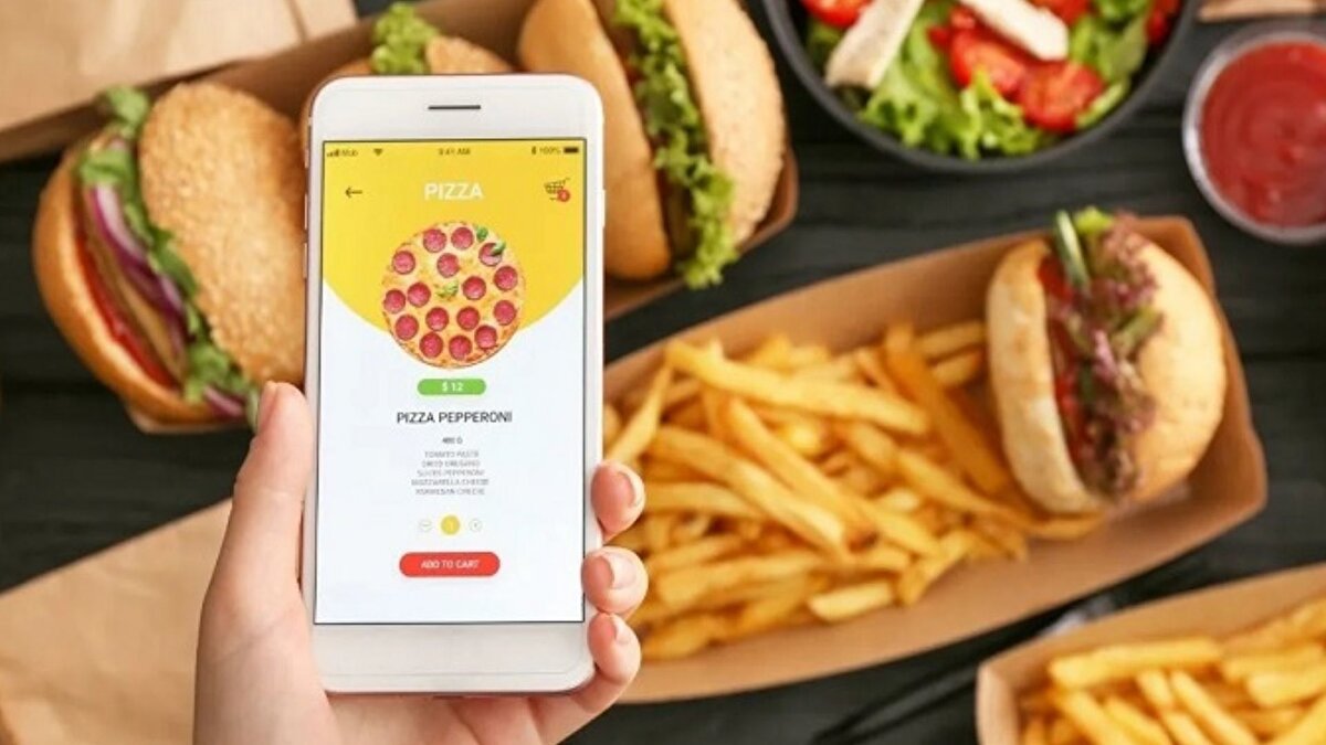 Kampanya; müşterilerin online platformlar yerine doğrudan restoranları tercih etmesini teşvik etmeyi amaçlıyor. Bu sayede sipariş fiyatları düşerken, restoranlar da daha adil bir gelir elde etmeyi planlıyor. Bununla birlikte, eğer komisyon oranları makul seviyelere çekilmezse, 300 binden fazla restoran ve kafeteryenin bu platformlardan çekilme kararı alabileceği de vurgulandı.<br><br>"Restoranlar olarak sistemden çıkacağız"<br><br>Ramazan Bingöl, “Online platformlara sesleniyorum. Ya bizimle masaya oturursunuz ve komisyonları aşağı çekersiniz ya da 300 bin restoran ve kafe sistemden çıkar” şeklinde konuştu. Bingöl, restoranların bir boykot başlatmayı düşündüğünü ve vatandaşın da kendilerinin yanında olmasını beklediklerini ifade etti. Bingöl, sektör olarak kendi sipariş sistemlerini kuracaklarını anlattı.<br><br>