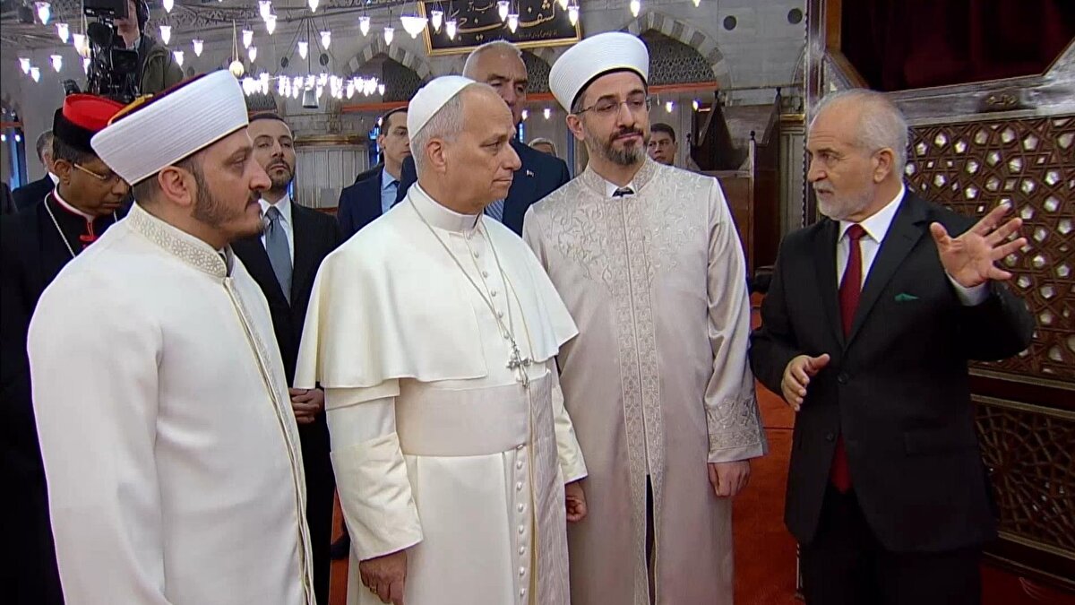 Ayakkabılarını çıkardı<br><br>Papa, Sultanahmet Camii'ne girmeden ayakkabılarını da çıkardı. Ziyaret boyunca caminin müezzini Aşgın Tunca, Papa 14'üncü Leo'ya caminin tarihini ve mimarisini İngilizce olarak anlattı. 