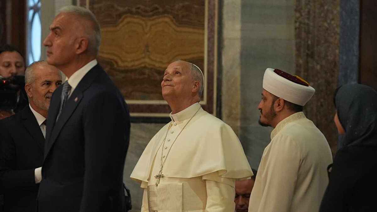 Katolik Kilisesi'nin ruhani lideri ve Vatikan Devlet Başkanı Papa 14. Leo, Türkiye programının ikinci gününde İstanbul’un simge yapılarından Sultanahmet Camii’ni ziyaret etti. Papa, önceki gün İznik’teki temaslarını tamamladıktan sonra akşam saatlerinde Şişli’de bulunan Vatikan Temsilciliği Konutu’nda konakladı. Sabah 09.30’da konuttan ayrılan Papa, yoğun güvenlik önlemleri altında camiye ulaştı.
