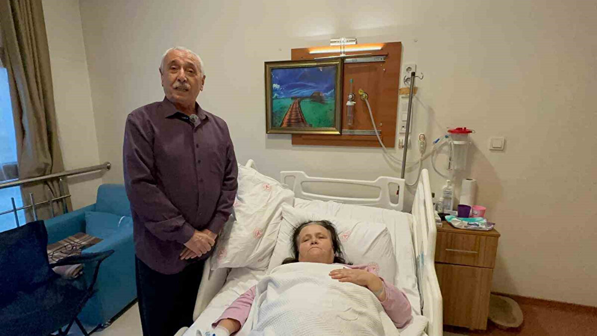 Operasyonda nadir görülen yoğunluk<br><br>Soma’daki sağlık ekibi, görüntüleme sonuçlarında ana safra kanalına düşmüş taşlar ve iltihap bulguları tespit edilmesi üzerine hastayı vakit kaybetmeden cerrahi müdahaleye hazırladı. Laparoskopik yöntemle yapılan operasyonda safra kesesi başarıyla çıkarıldı ancak kesenin içindeki taş miktarı doktorları şaşırttı. Boyutları 2–3 milimetre arasında değişen taşların tamamının manuel olarak sayılması mümkün olmadı.