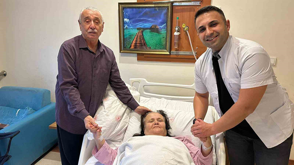 Manisa’nın Soma Devlet Hastanesi’ne şiddetli karın ağrısı nedeniyle başvuran 70 yaşındaki Ayşe Çobanlar’ın safra kesesinde olağan dışı bir taş birikimi tespit edildi. Çobanlar, yapılan incelemenin ardından acil olarak ameliyata alındı. Operasyonu, hastanenin genel cerrahi ekibinden Opr. Dr. Muhammet Burak Koyuncu gerçekleştirdi.