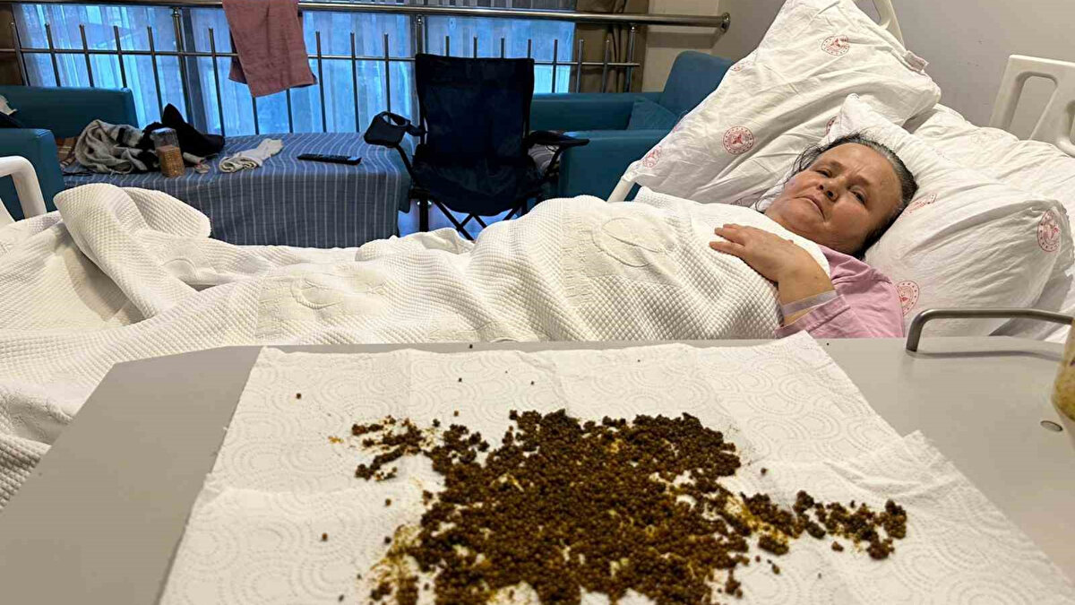 Hasta: ‘Ağrılarım dayanılmaz hale gelmişti’<br><br>Ayşe Çobanlar, uzun süredir artan ağrıları nedeniyle farklı doktorlara başvurduğunu ancak net bir teşhis konulamadığını belirtti. Eşinin yardımıyla Soma’daki hastaneye geldiğini söyleyen Çobanlar, operasyonun ardından ağrılarından tamamen kurtulduğunu vurgulayarak ekibe teşekkür etti.