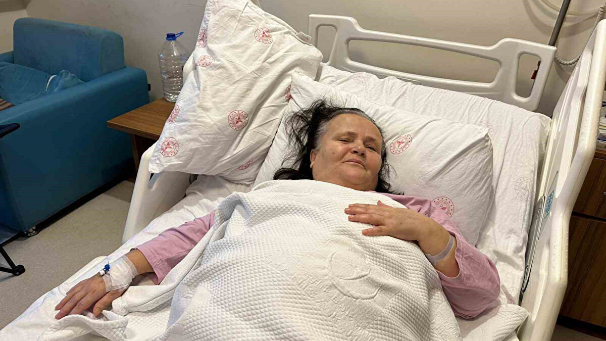 Taş sayımı yapay zekâya bırakıldı<br><br>Açılan piyesi inceleyen cerrahi ekip, taşların miktarını belirlemek için görüntüleri yapay zekâ yazılımına tanımladı. Analiz sonucunda taş sayısının 20 binin üzerinde olduğu belirlendi. Dr. Koyuncu, bu yoğunluğun hem hastalar hem de cerrahlar açısından “tıbbi olarak nadir karşılaşılan” bir durum olduğunu ifade etti.