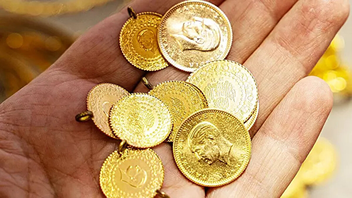 Altın fiyatı ‘araf bölgesinde’<br><br>Altının 4.000–4.200 dolar bandında sıkıştığını belirten Memiş, yükseliş trendinin kalıcı olmayabileceği görüşünde. Dünya gündeminde Rusya-Ukrayna savaşının seyri ve ABD–Venezuela gerilimi gibi faktörlerin altın fiyatını belirleyeceğini aktaran Memiş, yılın ilk çeyreğinde bir barış ihtimalinin altını 4.000 doların altına çekebileceğini söyledi.