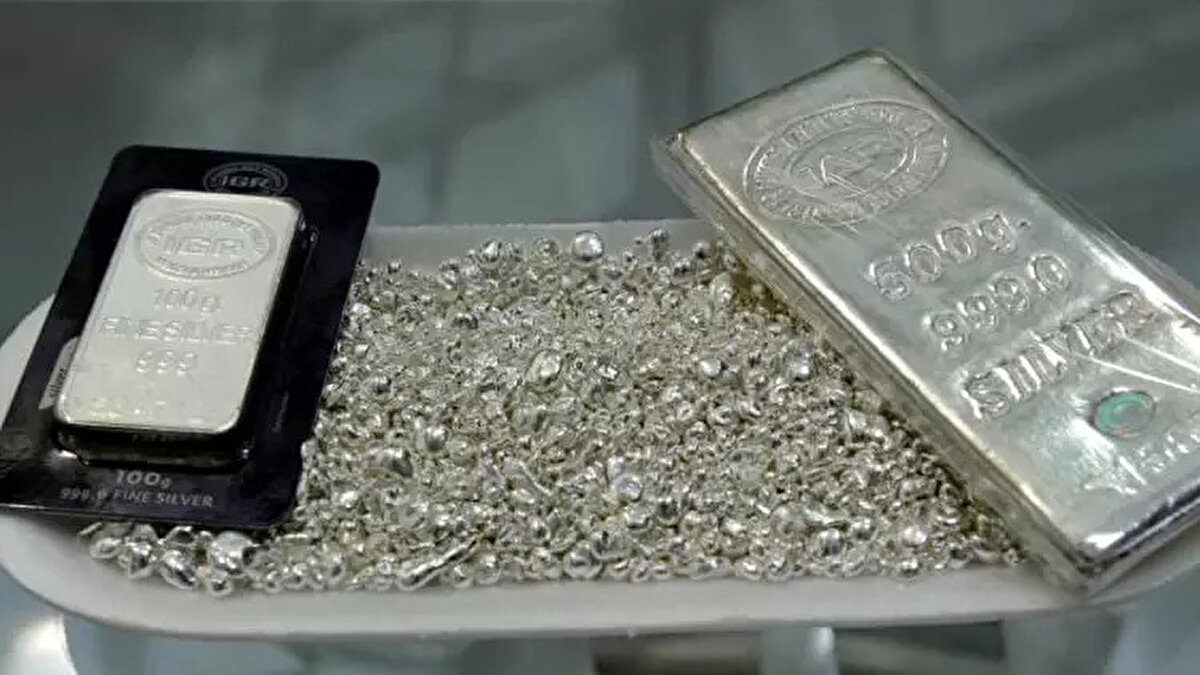 Gümüş uzun vadede güvenilir mi?<br><br>Memiş, son beş yılda gümüşün TL bazında 2,5 TL’den 74 TL’ye yükseldiğini hatırlatarak uzun vadeli tabloya bakılması gerektiğini vurguladı. Yatırımcıların bu fiyat geçmişini dikkate alarak karar vermesini önerdi.