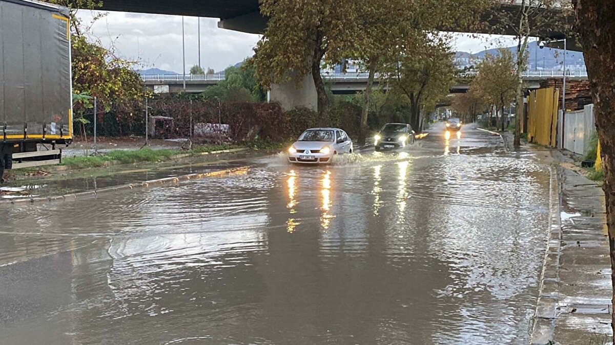 İzmir’de akşam saatlerinden itibaren başlayan sağanak yağış, kent genelinde ulaşımı etkiledi. Meteoroloji 2’nci Bölge Müdürlüğü ve AFAD’ın sarı kodlu uyarısının ardından başlayan gök gürültülü sağanak, özellikle cadde ve sokaklarda su birikintilerinin oluşmasına yol açtı.