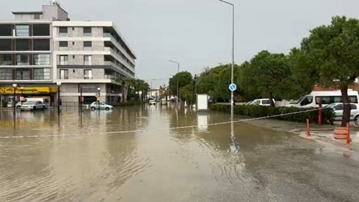 Konak ilçesindeki Anadolu Caddesi başta olmak üzere bazı ana arterlerde su birikintileri, araçların ilerlemesini güçleştirdi. Sürücüler, yollarda kayma riski ve görüş mesafesinin azalması nedeniyle trafikte dikkatli olmak zorunda kaldı. Belediye ekipleri, yağışın ardından su tahliyesi ve temizlik çalışmalarını hızla başlattı.
