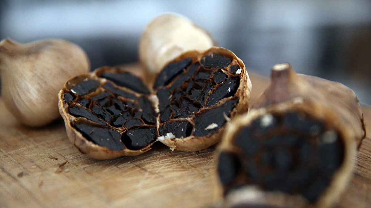 Bilimsel destekle geliştirilen üretim modeli<br><br>AR-GE çalışmaları, İstanbul Üniversitesi Eczacılık Fakültesinin bilimsel desteği ve KOSGEB’in proje destekleriyle yürütüldü. Deneme üretimlerinin ardından fermantasyon yöntemiyle siyah sarımsak üretimi başladı. Cebeci, bu aşamadan sonra siyah sarımsağı doğrudan kozmetik bir ürüne dönüştürmek için sabun formülasyonu üzerinde çalıştı.