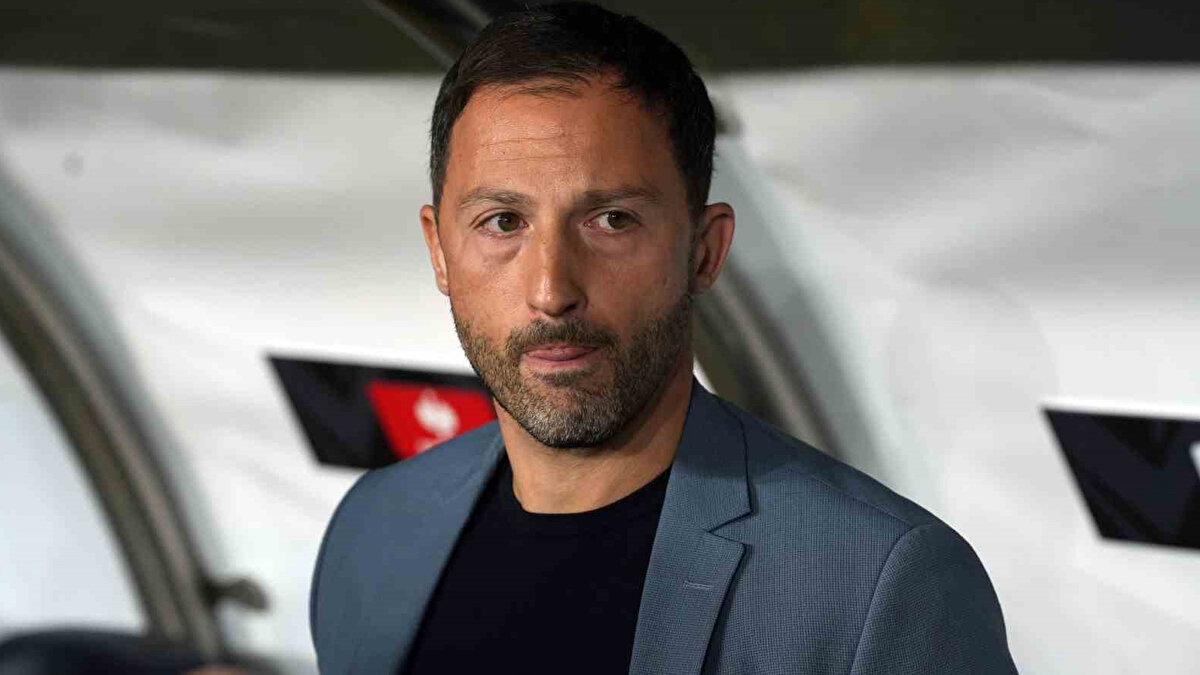 Domenico Tedesco, Galatasaray'a karşı ilk sınavına çıkacak. Genç teknik adamın kenardaki coşkusu ve takımla olan iletişimi dikkat çekiyor. 
