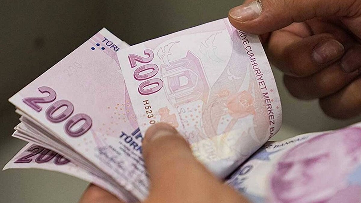 Aralık ayının ilk haftasında Çalışma ve Sosyal Güvenlik Bakanlığı ev sahipliğinde toplanacak Asgari Ücret Tespit Komisyonu, 2026 yılı için asgari ücretin belirlenmesine yönelik çalışmalarını başlatacak. Komisyon, işçi temsilcisi olmadan, işveren tarafı TİSK ve devlet temsilcileriyle toplam 15 üyeden oluşacak.<br><br>Komisyonun ilk toplantısında süreç takvimi ele alınacak, sonraki oturumlarda ekonomik göstergeler ve tarafların beklentileri masaya yatırılacak. Komisyonun dört toplantı yapması planlanıyor ve yeni asgari ücretin 31 Aralık 2025’e kadar açıklanması hedefleniyor.