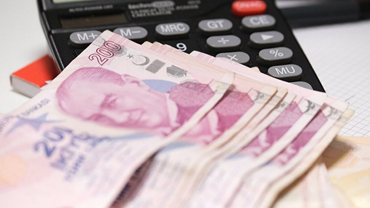 İşçi temsilcileri sürece katılmıyor<br><br>TÜRK-İŞ ve HAK-İŞ, komisyonun yapısının değiştirilmediği sürece 2026 yılı için asgari ücret belirleme sürecine katılmayacaklarını açıkladı. TÜRK-İŞ Genel Başkanı Ergün Atalay, 2025 yılı asgari ücretine dair eleştirilerini yinelerken, adil bir düzenleme yapılmadığı sürece komisyona katılmayacaklarını belirtti. HAK-İŞ Genel Başkanı Mahmut Arslan da TÜRK-İŞ’in kararını doğruladı.