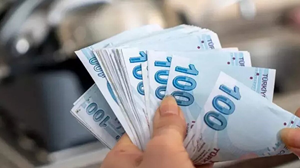 Mevcut asgari ücret ve maliyetler<br><br>2025 yılı için net asgari ücret, bir işçi için 22 bin 104 lira 67 kuruş olarak uygulanıyor. İşverene maliyeti ise 30 bin 621 lira 48 kuruşu buluyor. Brüt asgari ücret 26 bin 5 lira 50 kuruş, sosyal güvenlik primi 4 bin 95 lira 87 kuruş, işveren işsizlik sigorta fonu ise 520 lira 11 kuruş olarak hesaplanıyor.