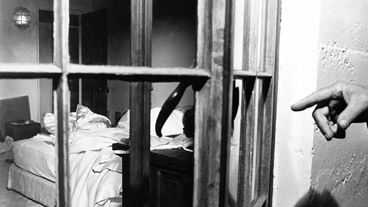 Yeni kitap The Last Days of Marilyn Monroe, Monroe’nun ölümünün ardından yaşanan şüpheli gelişmeleri detaylandırıyor. Kitaba göre, Monroe’nun odasında bulunan düzenli yerleştirilmiş ilaç şişeleri ve yatak pozisyonu, olay yerinde “staged” yani sahnelenmiş bir izlenim bırakmış. Polis memuru Jack Clemmons, “gördüğüm en açık şekilde sahnelenmiş ölüm” yorumunu yaptı.