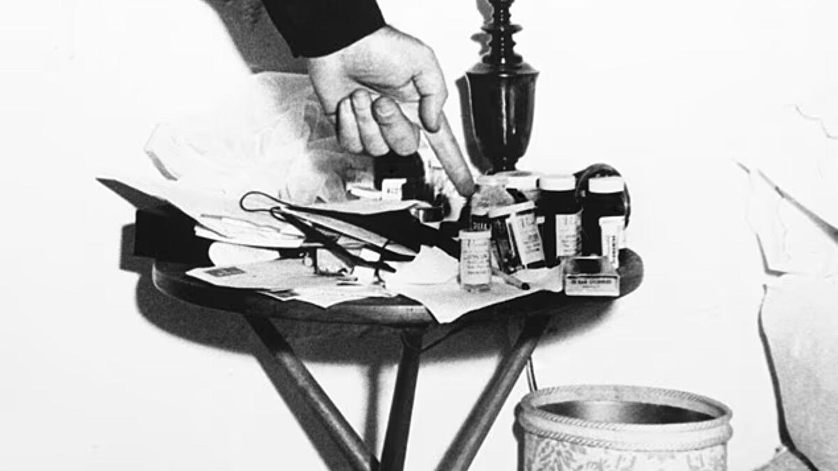 Monroe’nun otopsisi, deneyimsiz bir doktor tarafından yapıldı ve tam kapsamlı organ testleri uygulanmadı. Kendisinin de bağımlı olduğu barbitüratlar ve diğer ilaçlar, ölüm sebebini belirsiz kılıyor. Bazı iddialara göre, Monroe’nun doktorları, olası sorumluluktan kaçınmak için ölümü intihar süsü vererek raporladı.