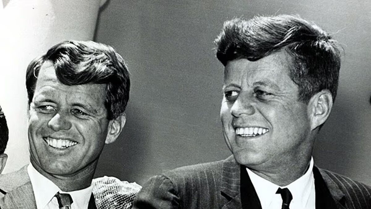 Monroe’nun ölümüne dair şüpheler, onun ABD Başkanı John F. Kennedy ve kardeşi Bobby Kennedy ile olan ilişkileriyle bağlantılı. Kitapta, Monroe’nun ölüm günü Bobby Kennedy ile evinde yaşadığı şiddetli tartışma ve tehdit iddiaları detaylandırılıyor. Monroe’nun yakın çevresi, ünlü yıldızın “tehlikeli sırlar” bildiğini ve bunları not aldığına dair ifadeler veriyor.