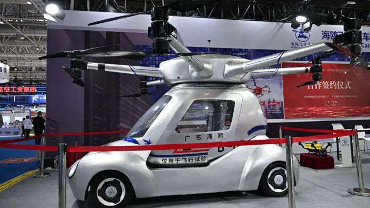 Pekin yönetimi, uçan arabalar ve hava taksilerini kapsayan “alçak irtifa ekonomisini” önümüzdeki beş yılın öncelikli alanlarından biri olarak tanımlıyor. Guangdong’dan Sichuan’a uzanan birçok bölge, düzenlemeleri gevşetme yönünde adımlar atıyor. Boston Consulting Group’un analizine göre Çin’in uçan araba pazarı kritik bir döneme giriyor ve 2040 yılına kadar 41 milyar dolarlık bir büyüklüğe ulaşabilir.