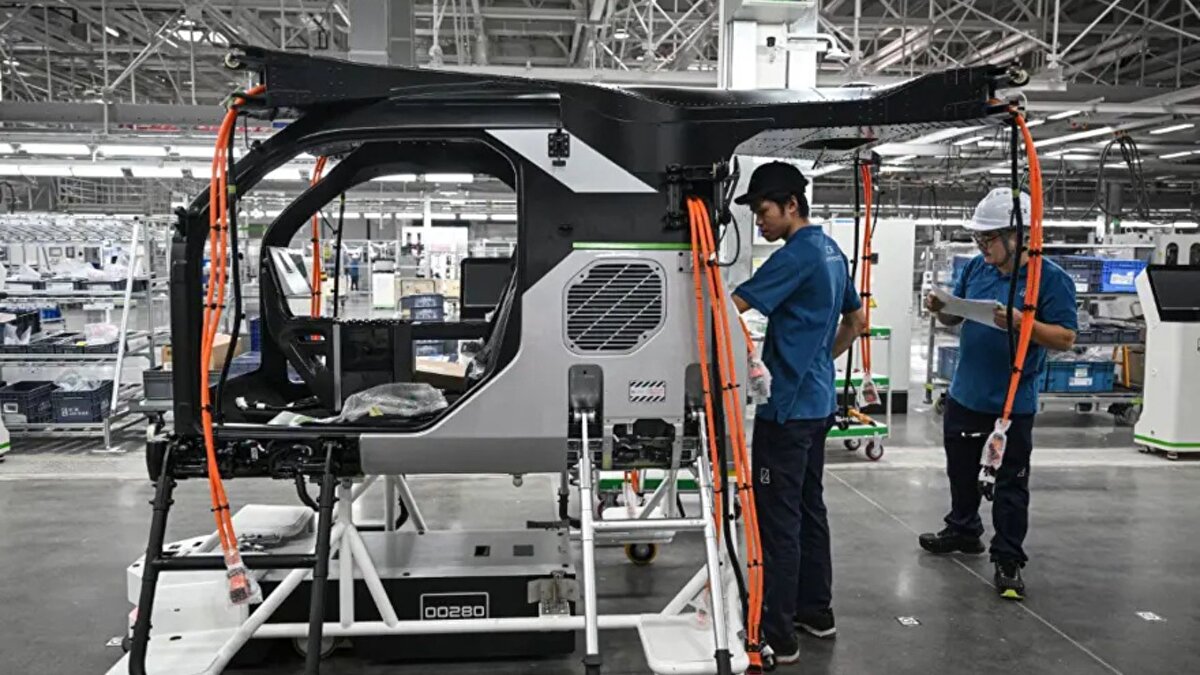 Guangzhou’daki sanayi merkezinde kurulan XPeng iştiraki Aridge fabrikasında, altı pervaneli hafif hava araçlarının üretimi test aşamasında devam ediyor. “Kara Uçak Gemisi” adı verilen modüler tasarım, uçan bölümü tekerlekli ana aracın içinde taşıyor ve burada şarj ediyor. Tam kapasiteye ulaştığında tesis her 30 dakikada bir yeni bir hava aracı üretebilecek. Şirket, önümüzdeki yıl teslimata başlamayı planladığını ve 7 bini aşan ön sipariş aldığını belirtiyor.