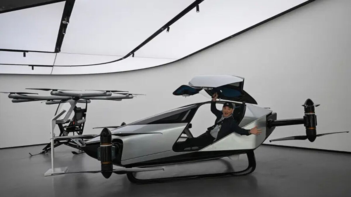 Havacılık ve mobilite alanındaki rekabetin artmasıyla birlikte ABD merkezli Joby ve Archer gibi firmalar ile Çinli Aridge, EHang ve Volant insanlı test uçuşlarını tamamladı. Tesla CEO’su Elon Musk da yakın zamanda bir uçan araba prototipi tanıtmaya hazırlandığını söyleyerek sektördeki heyecanı artırdı. Elektrikli motor ve yüksek kapasiteli batarya teknolojilerindeki gelişmeler, 1917’den bu yana süren tasarım çabalarını ticari gerçekliğe yaklaştırıyor.