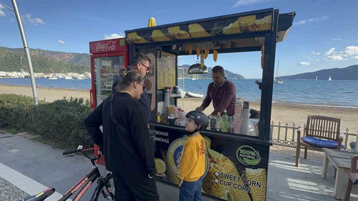 Elektrik kazaları ve yüksekten düşüşler<br><br>İlkokuldan sonra çalışmaya başlayan Övet’in yaşamı, elektrik kazalarıyla da şekillendi. 1991’de bir asansörü tamir ederken akıma kapılan Övet, doktorların müdahalesiyle tekrar hayata döndü. Yıllar içinde çanak anten takarken iki kez yüksekten düşen Övet, çok sayıda kırığa rağmen işine devam etti. Bir başka iş kazasında ise elektrik akımından elemanının yardımıyla kurtuldu.<br><br>Yaşadığı tüm zorluklara rağmen Marmaris sahilinde küçük bir tezgâh işleterek yaşamını sürdüren Övet, sonrasında da çeşitli kazalar atlattığını anlatarak, “Bana hep ‘Bu kaçıncı kaza, hâlâ nasıl hayattasın?’ diyorlar. Yaşadıklarımı talihsizlik değil, Allah’ın verdiği bir şans olarak görüyorum” diyor.